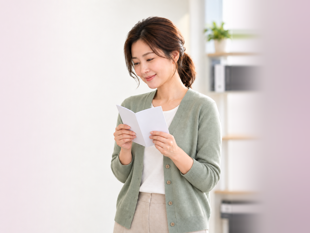 다음머니 청라카드깡 종이를 들고 결제 금액을 생각하는 고객